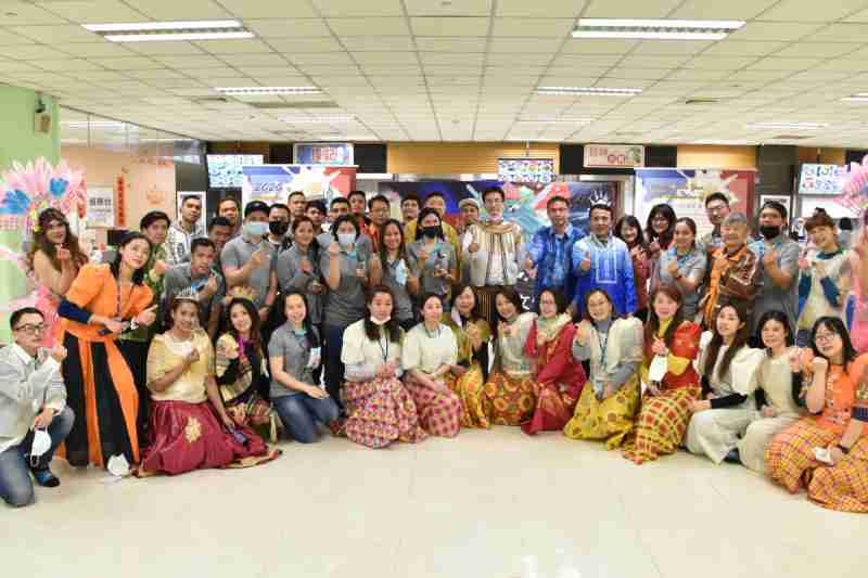 友達推動「安心、、、創新、、用心、、、同心、、盡心」五星職旅，，，，為菲籍員工打造全方位照護，，，首度贏得「人權實踐與發展領袖獎」殊榮