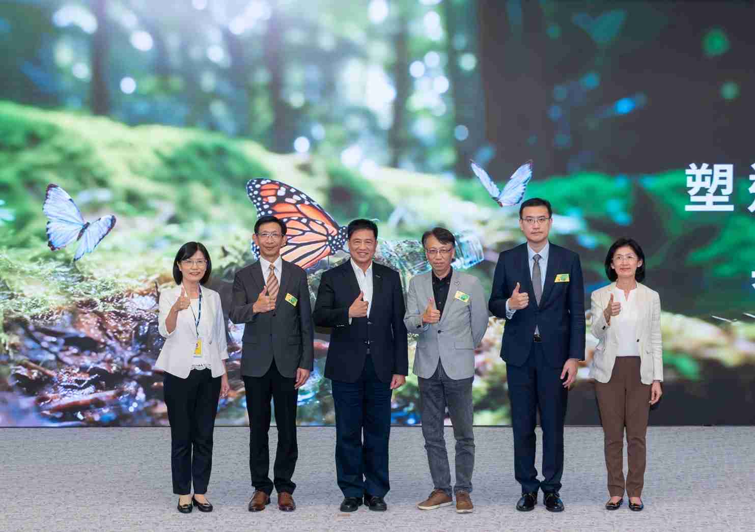 友達2023 CSR共榮大會，，，，邀請領域專家分享交流生物多樣性管理趨勢、、、無塑產品、、、、海廢永續塑料等議題  （圖左到右：友達光電永續長古秀華、、、3M台灣技術長陳君杰、、友達光電董事長暨集團策略長彭双浪、、、光寶科技企業永續發展處處長陳慶暉、、安永聯合會計師事務所執業會計師曾于哲、、、友達光電供應鏈總部副總經理吳宜芳）