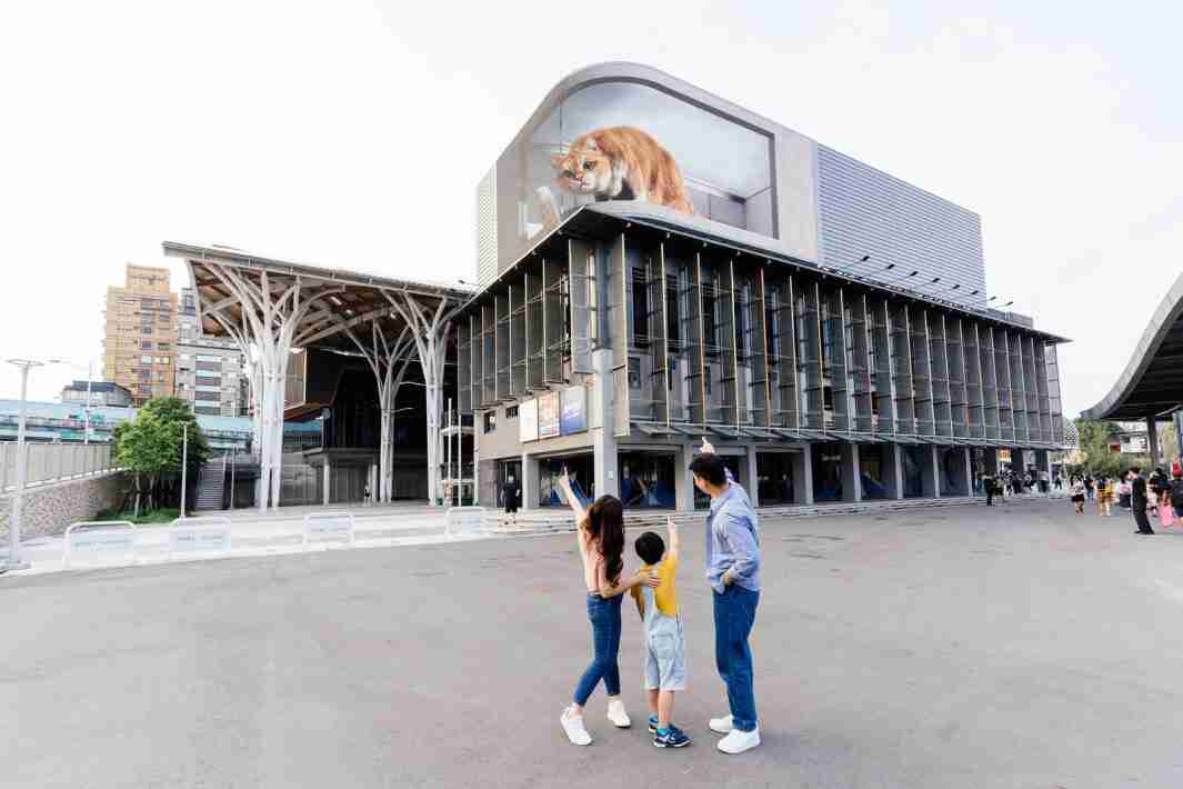 william威廉中文官网打造全台最大户外裸视3D LED弧形萤幕，，，将超立体的软萌胖橘猫动画活跃于顶楼外墙