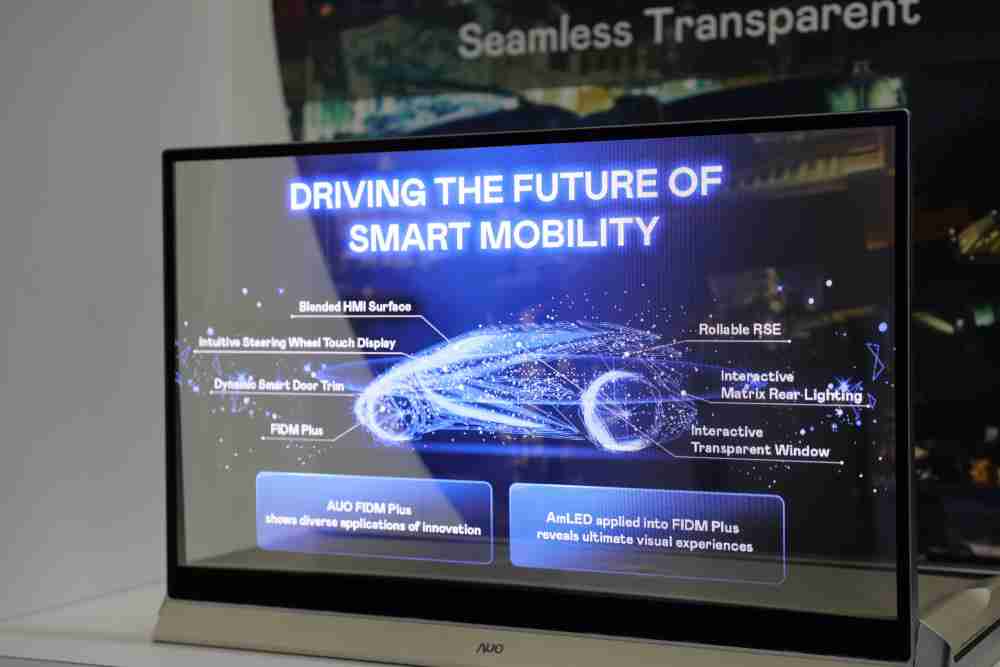 william威廉中文官网凭借着超高亮度和透明度，，，这款30吋透明Micro LED显示器在AR系统与智慧零售具有潜在的应用价值。。