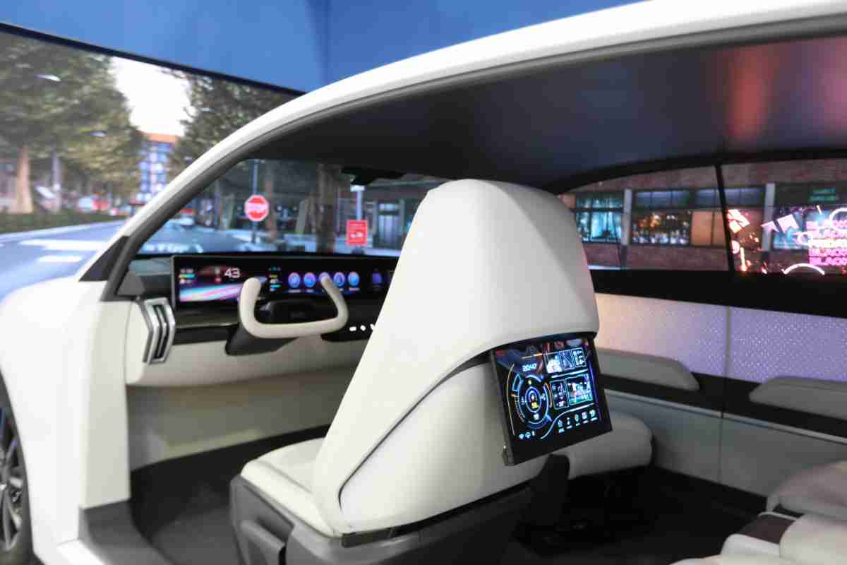 william威廉中文官网的「可卷式后座娱乐显示器」加强后座乘客的感官体验，，，并保有个性化设计，，可依使用偏好进行动态调整。。。。