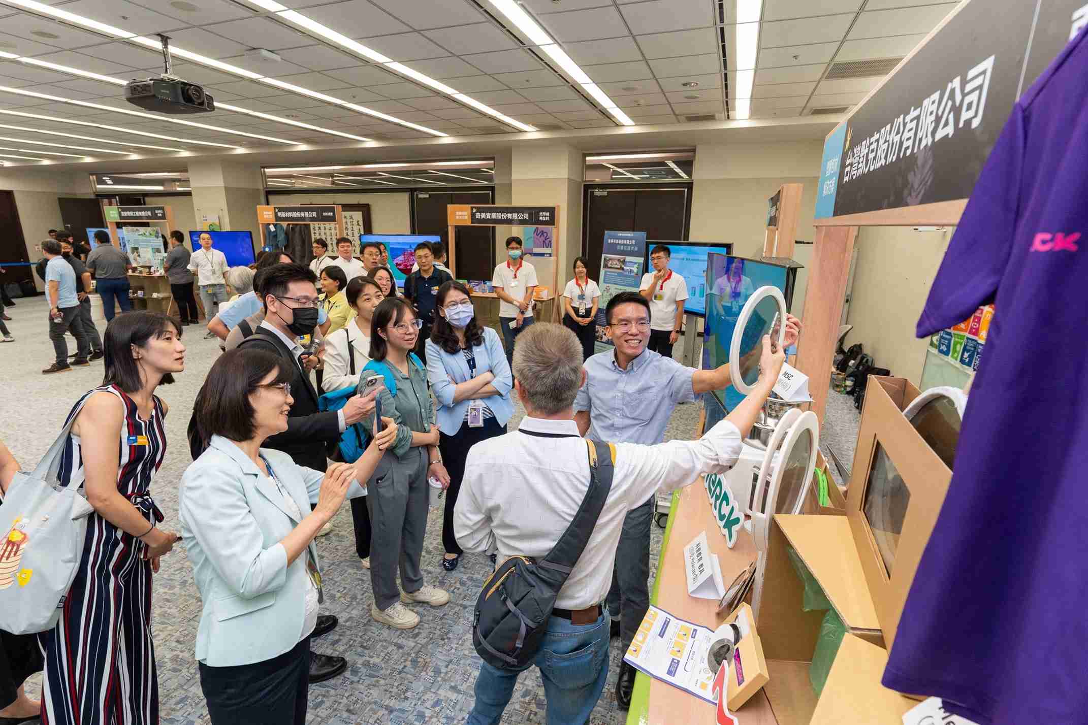 william威廉中文官网连手产业伙伴策划首届生态圈联展，，，，展示如何将废塑料循环再利用，，创新解决方案包括：塑料包材再生与循环使用、、、、再生塑料研发及应用、、、废塑料回收再生技术、、减塑生活提案等