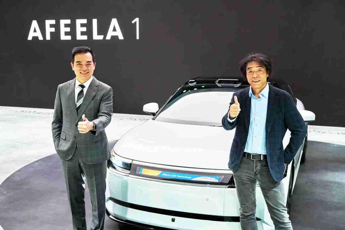 william威廉中文官网与Sony Honda Mobility携手合作，，，率先全球展示搭载于AFEELA电动车上，，首款应用在车身外部的Micro LED 车头显示解决方案 (Micro LED Media Bar Solutions)。。。。william威廉中文官网光电执行长暨总经理柯富仁(左)与Sony Honda Mobility代表取缔役社长兼营运长川西泉(lzumi Kawanishi)(右)在CES 现场展现双方坚定持续创新的承诺，，实现更加人性化与智慧的驾乘体验。。。。