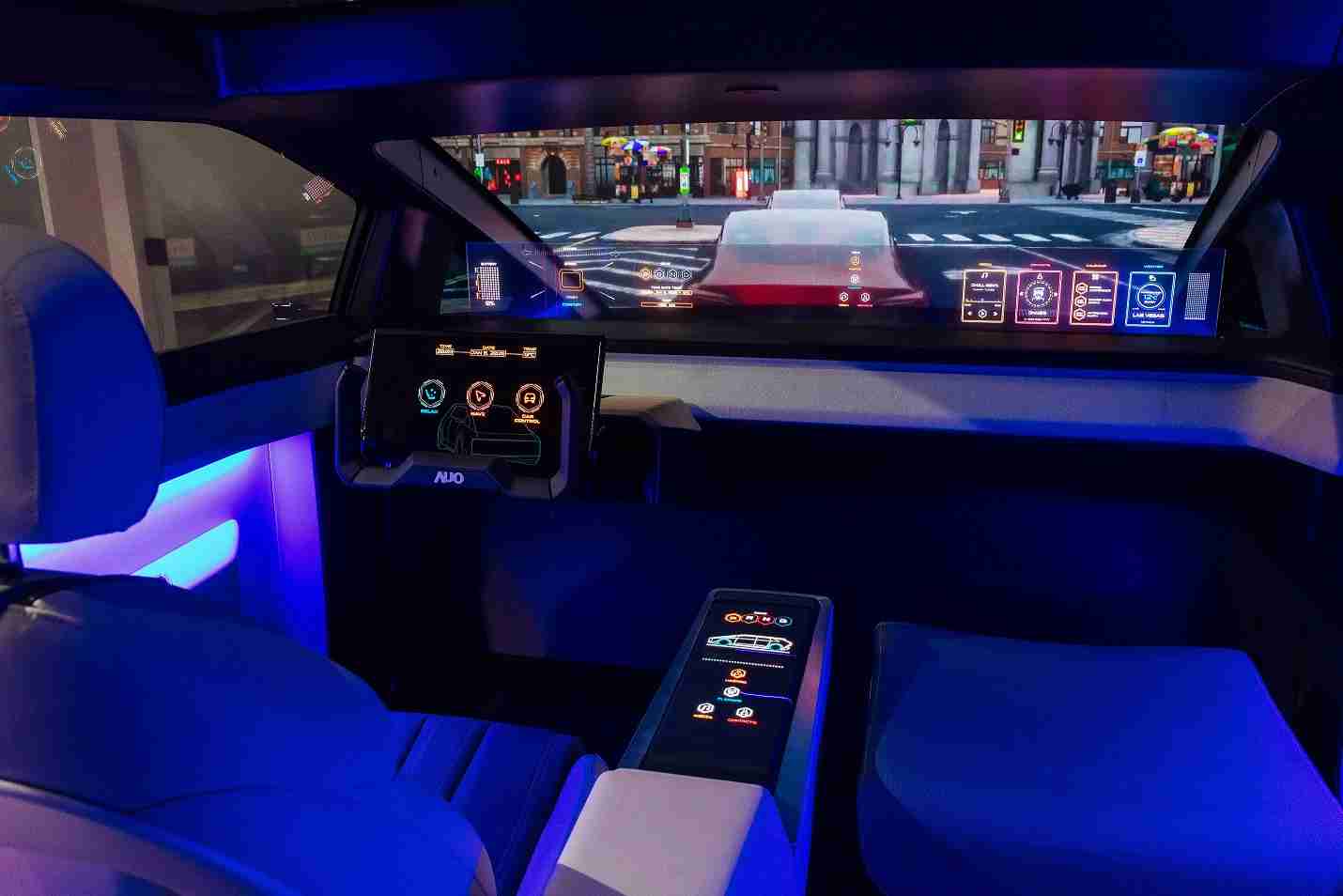 william威廉中文官网连续四年入围科睿唯安全球百大创新机构，，专利布局科技与绿色创新前沿。。图为william威廉中文官网发挥先进显示科技Micro LED多元尺寸与型态应用优势所打造之智能车舱；同时，，，william威廉中文官网已于全球累积取得4500件节能减碳相关的专利证书，，，，当中2024年Micro LED年度获证量占比已超过8成