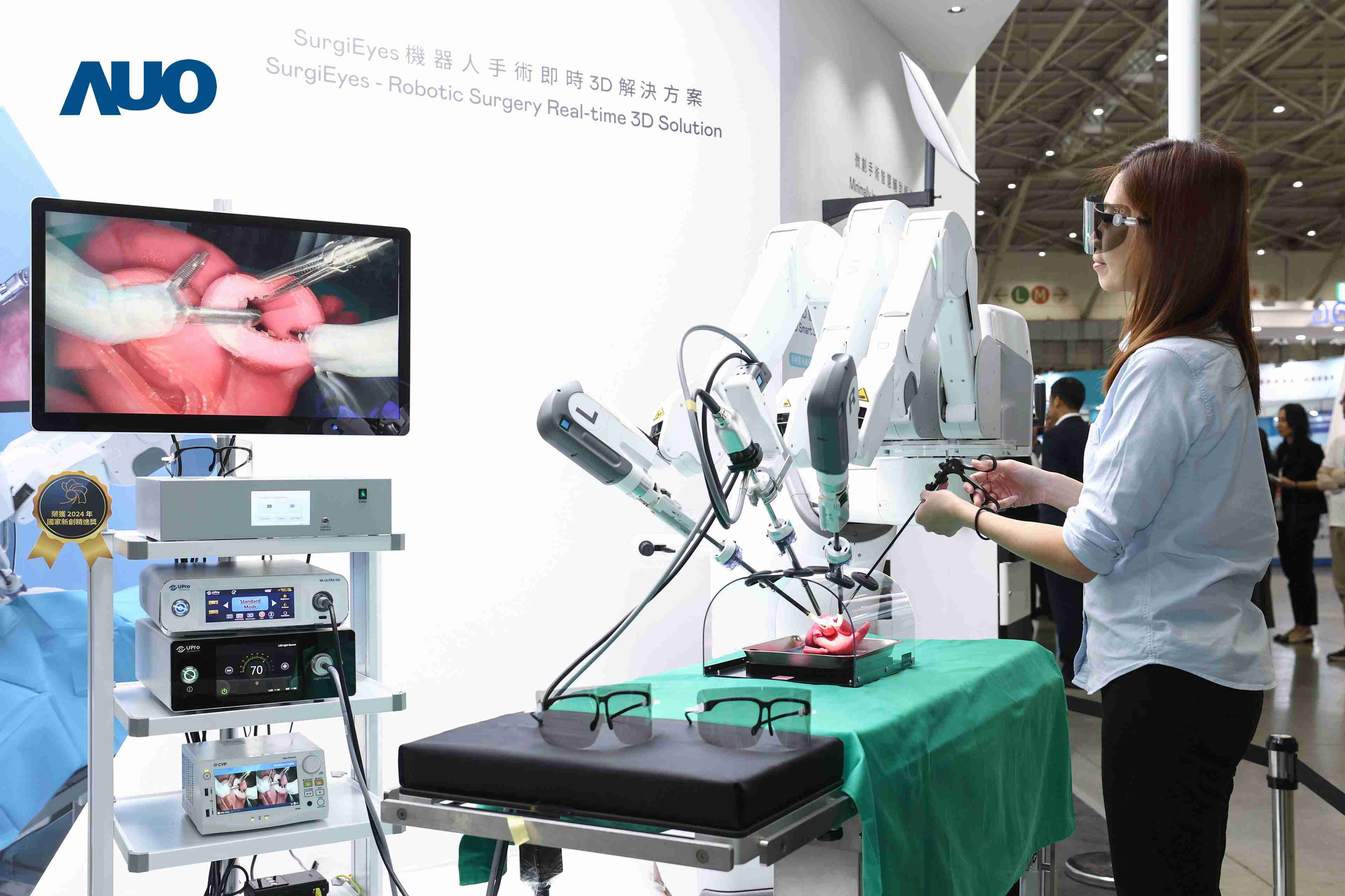 达擎以领先的3D显示技术推出〝SurgiEyes机器人手术实时3D解决方案〞，，整合先进3D图像处理与独家3D垂直宽视角、、、、广色域的显示技术，，手术团队可实时同步主刀医师视角看到清晰3D影像，，，提升沟通效率与安全性。。